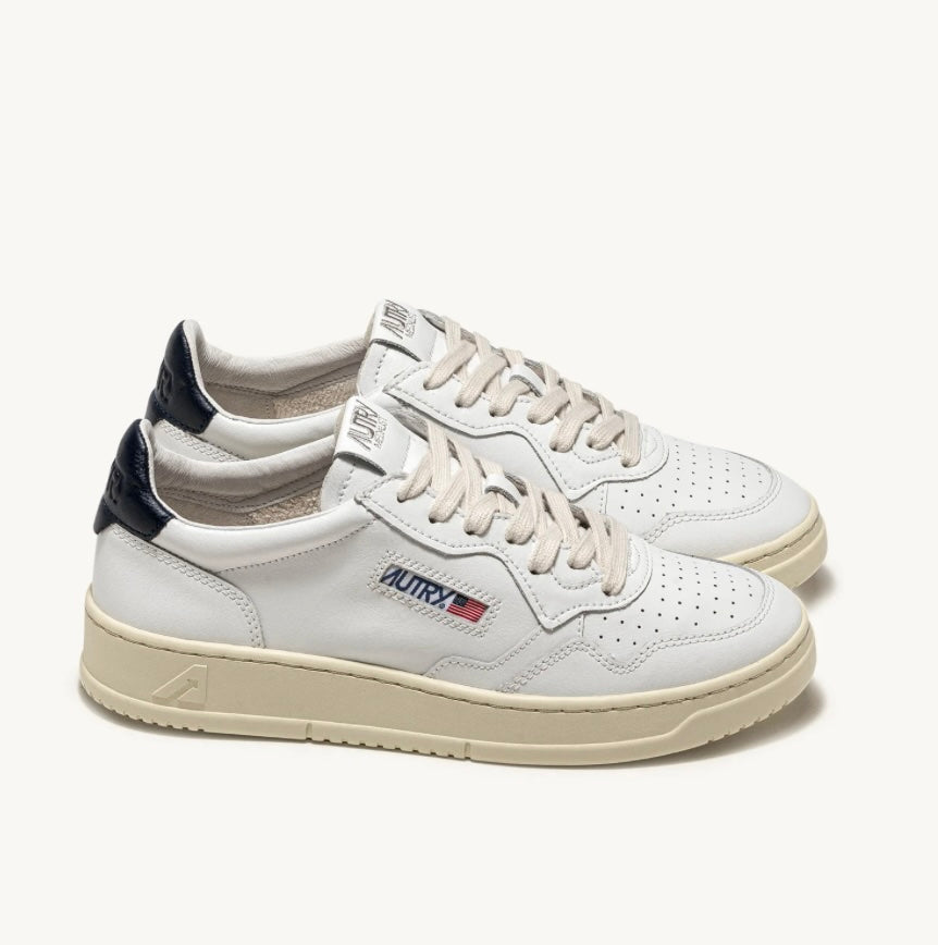 AUTRY SNEAKERS MEDALIST LOW IN PELLE BIANCA E BLU