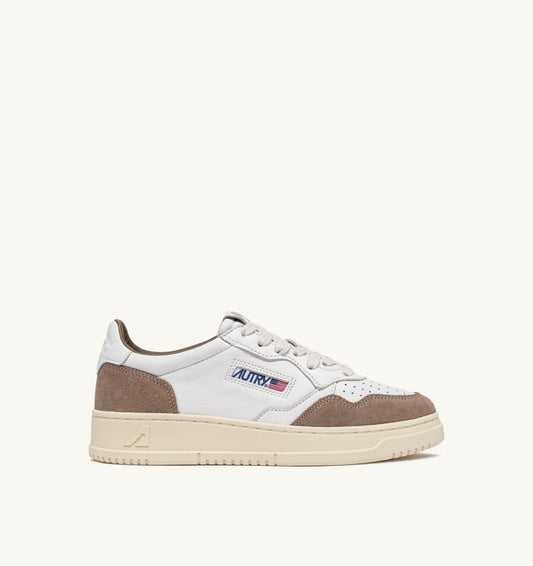 SNEAKERS DONNA AUTRY MEDALIST LOW IN PELLE SCAMOSCIATA TABACCO E PELLE BIANCA