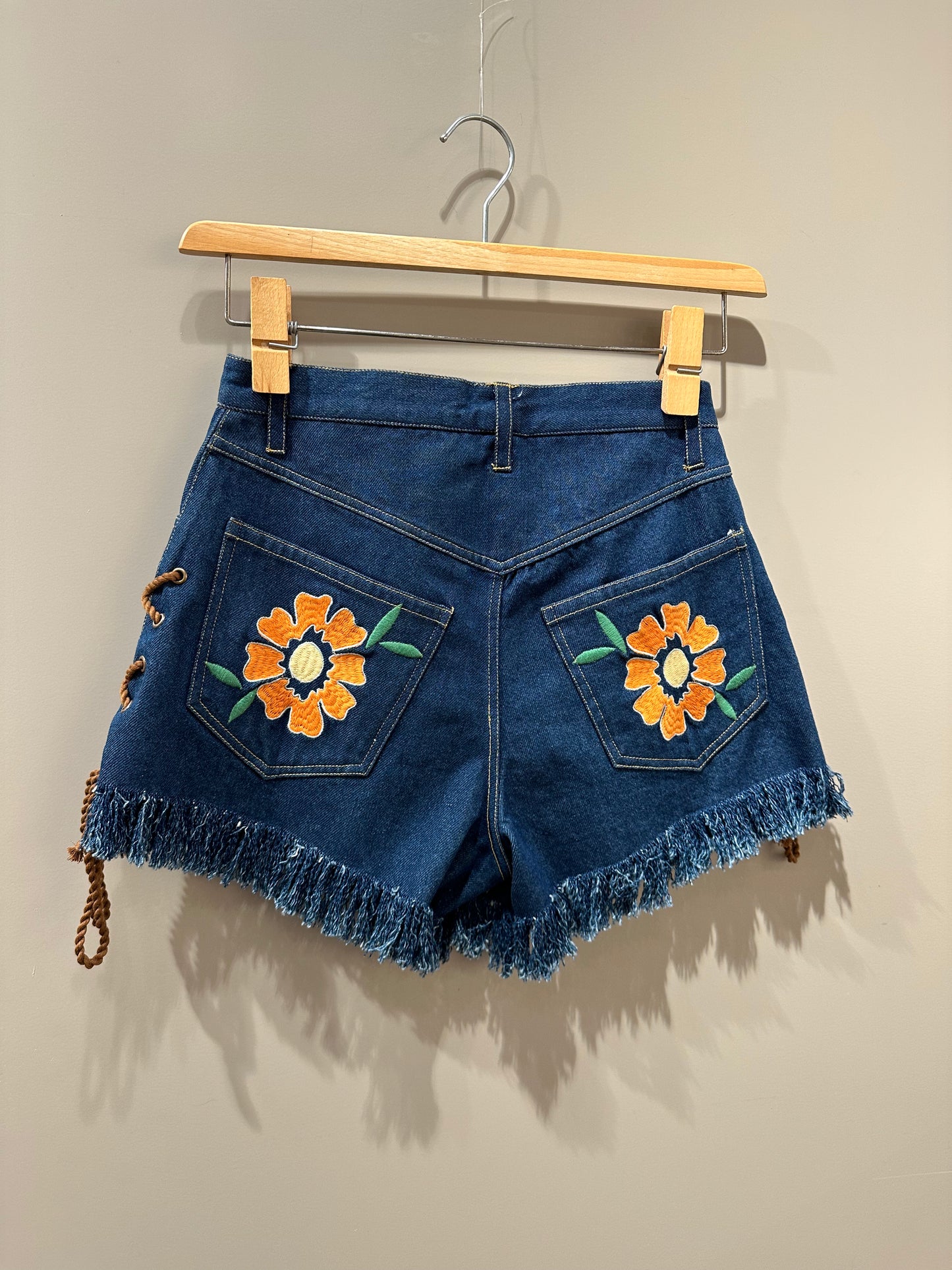 SHORTS IN DENIM